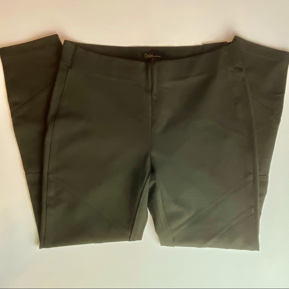 Dalia City Fit women’s pants.